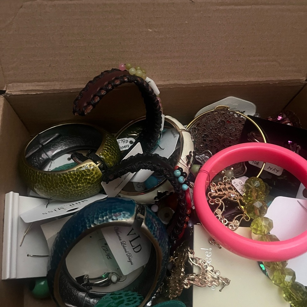 Assorted Women's Jewelry Set - Pink, Green, Black